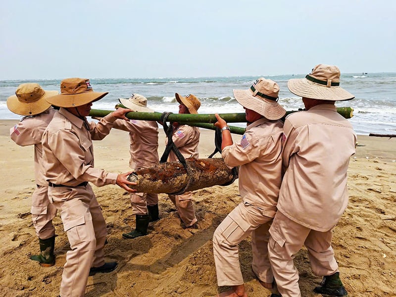 กำจัดระเบิดขนาดใหญ่อย่างปลอดภัยบนชายหาด ใกล้ชุมชน