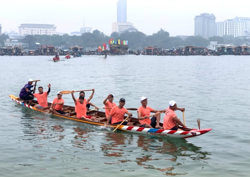 Courses de bateaux traditionnels passionnantes sur la rivière Huong -0