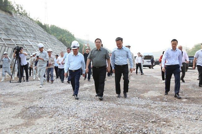 Le Premier ministre Pham Minh Chinh inspecte l'avancement du projet d'autoroute Nord-Sud à travers la province de Binh Dinh.