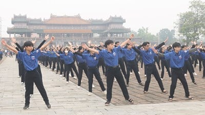 Plus de 1 000 jeunes participent à la performance de Semaphore pour célébrer le Jour de la Libération de Hué