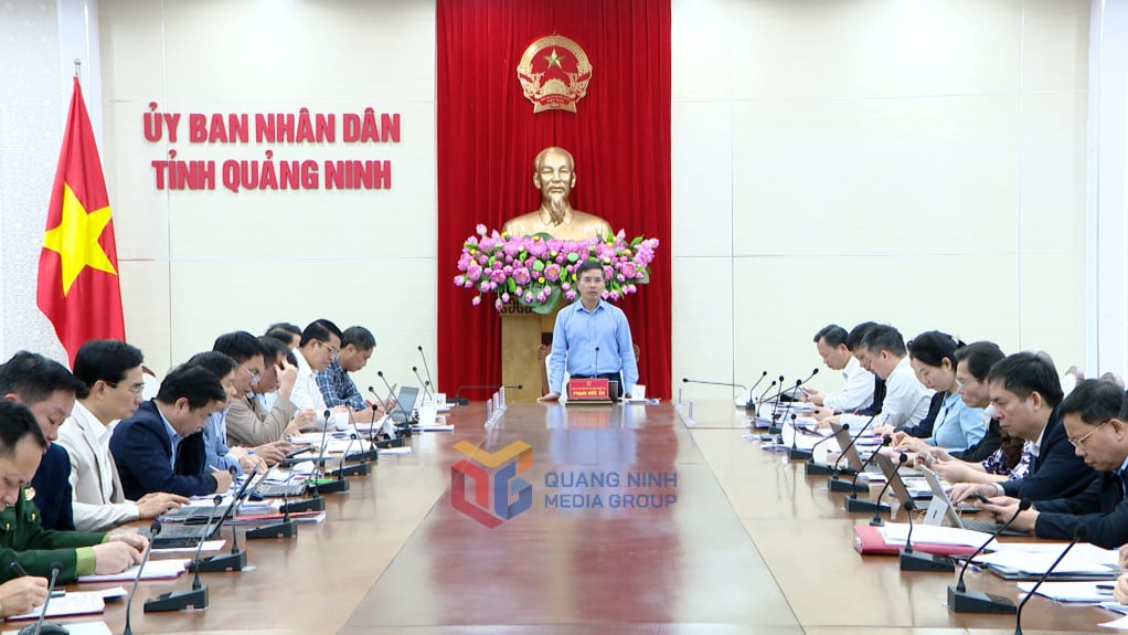 Comrade Pham Duc An, Chairman of the Provincial People's Committee, gave a speech at the meeting.