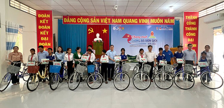 Union provinciale de la jeunesse - L'Union de la jeunesse vietnamienne de la province d'An Giang met en œuvre le programme de marche frontalière dans le district de Tri Ton