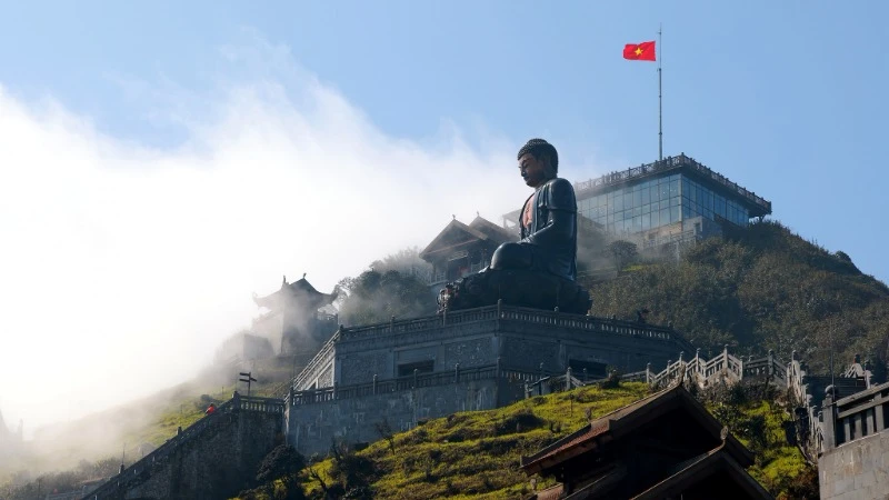 Sacred flag-raising ceremony on Fansipan peak photo 13