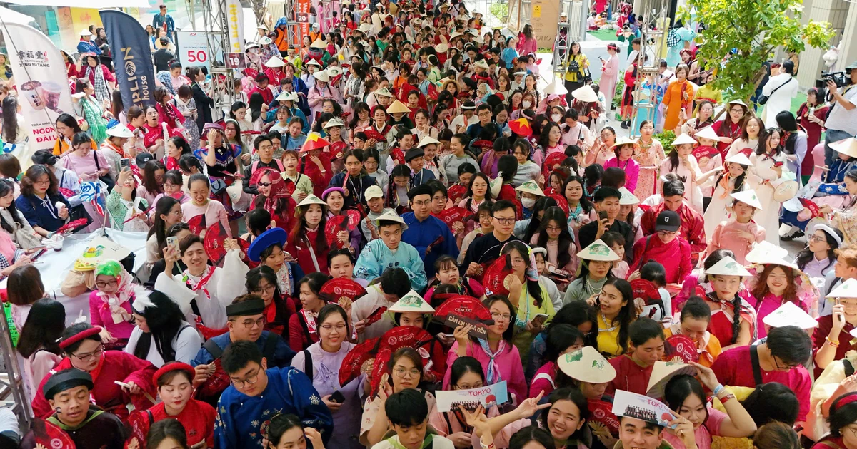 Des milliers de jeunes portent avec enthousiasme des costumes traditionnels vietnamiens pour établir un record Guinness