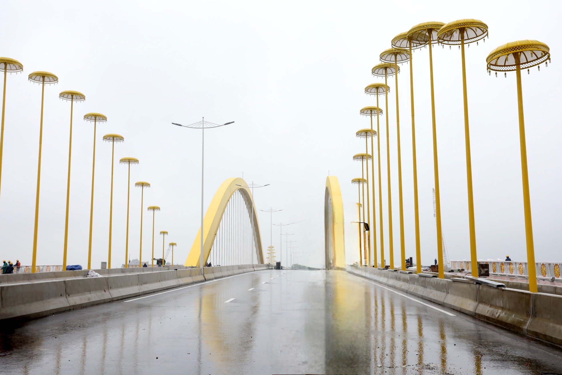 Unique 'royal golden parasol' on the billion-dollar bridge over the Huong River photo 2