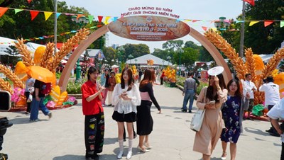 The biggest Banh Mi Festival in Vietnam attracts a large number of people and tourists