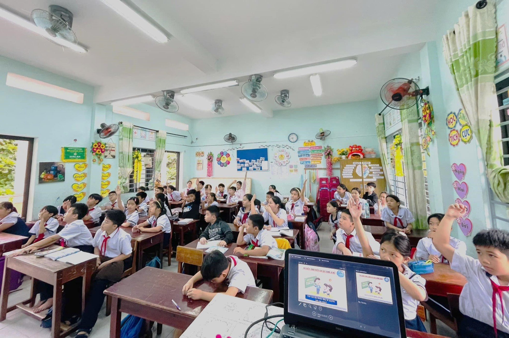 Da Nang construye continuamente nuevas escuelas, solucionando el problema de casi 50 estudiantes por clase. Foto 1