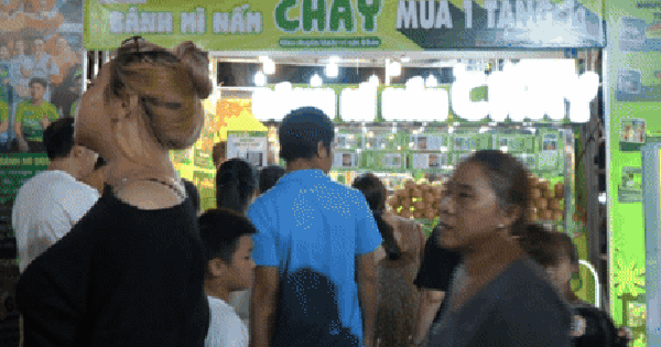 Crowds buying bread in Ho Chi Minh City