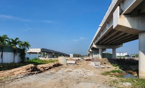 Ben Luc District „sprintet“, um Land für die Provinzstraße 830E freizumachen