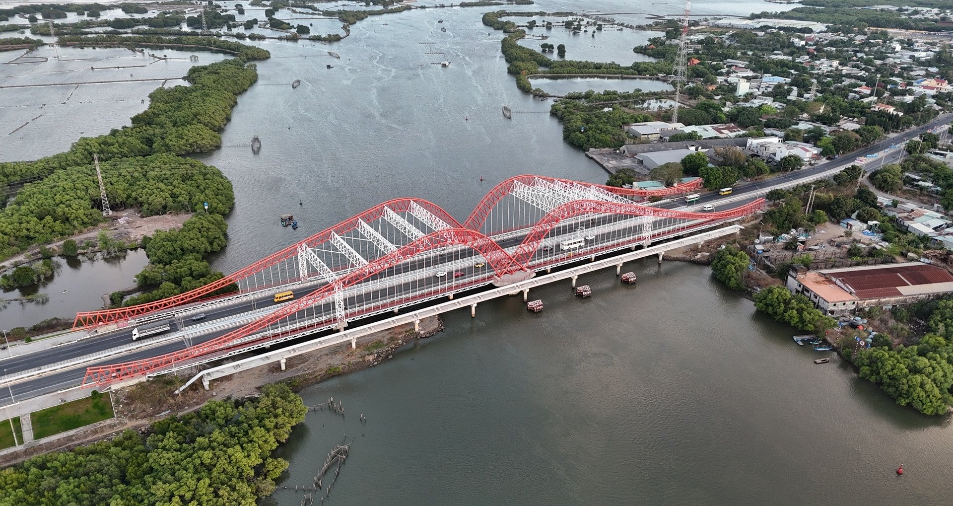 La aparición del puente "en forma de gaviota" de 115 mil millones de VND en la ciudad costera