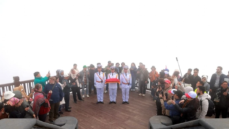 Cérémonie sacrée de lever du drapeau sur le pic Fansipan photo 10