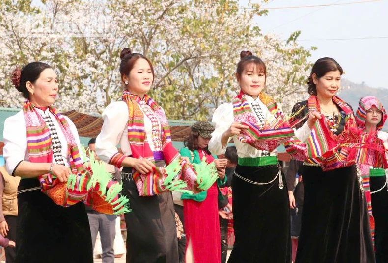 Photo 3 du festival unique Het Cha du peuple Thaïlandais Blanc