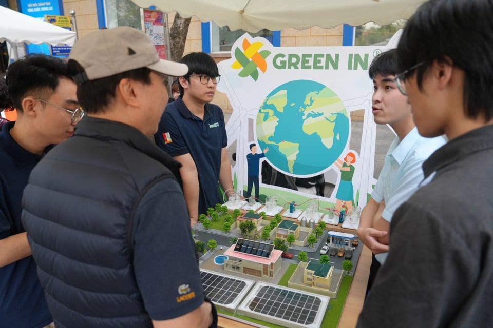 Microgrid-Projekt für H2 – Wasserstoffproduktion, -speicherung und -betrieb durch Studenten der Fakultät für Elektrotechnik der Hanoi University of Science and Technology. 