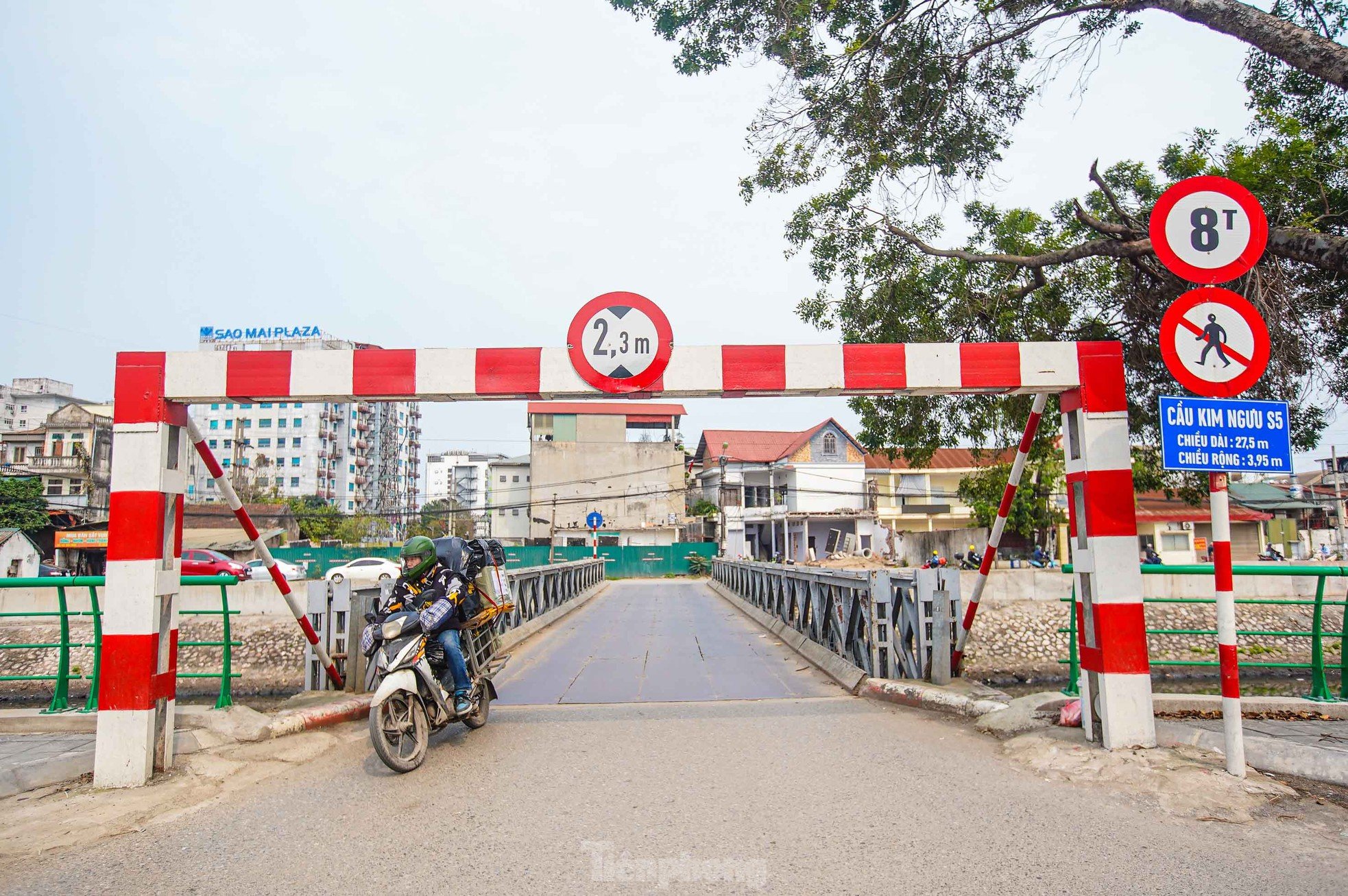 Close-up of degraded, rusty bridges in Hanoi photo 7