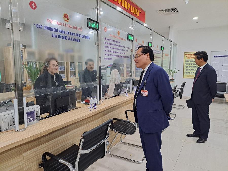 Le directeur adjoint du département des affaires intérieures de Hanoi, Dinh Manh Hung, a inspecté soudainement le respect de la discipline administrative des fonctionnaires du département de la construction de Hanoi. 