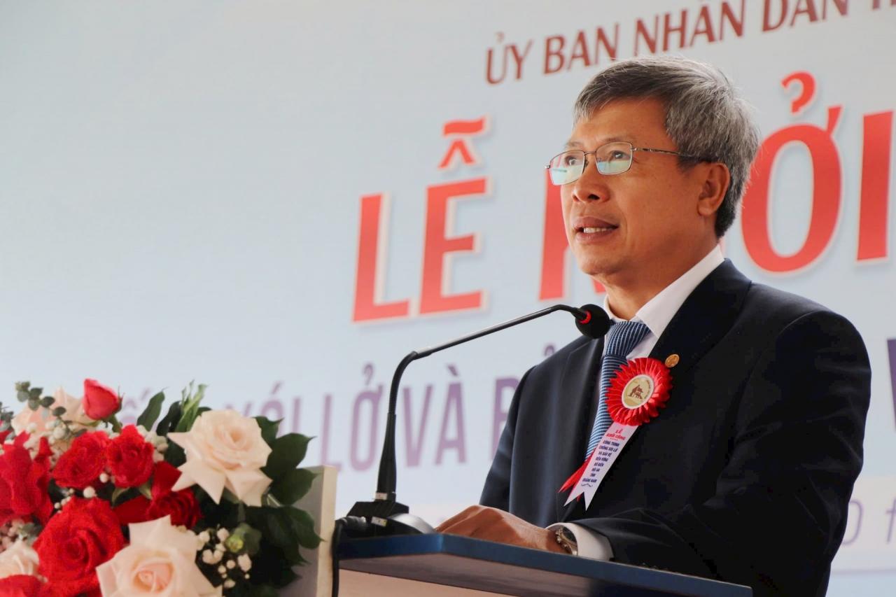 El vicepresidente del Comité Popular Provincial, Ho Quang Buu, anunció el inicio de la construcción del proyecto. Foto: CONG TU