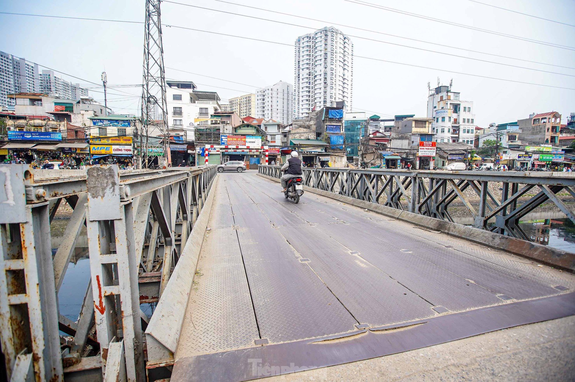 Close-up of degraded, rusty bridges in Hanoi photo 13