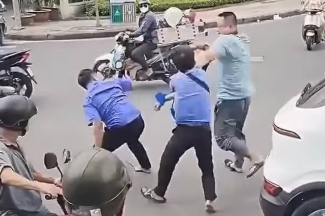 Bus driver and attendant in Ho Chi Minh City suspended for fighting with passersby