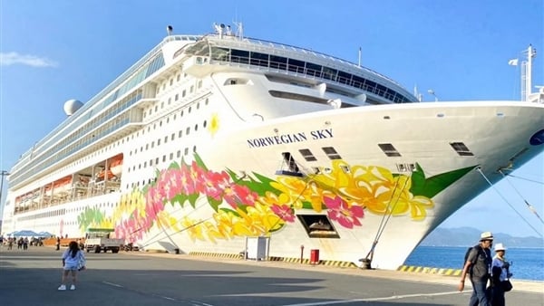 1 950 touristes à bord du navire de croisière Norwegian Sky arrivent au port international de Cam Ranh