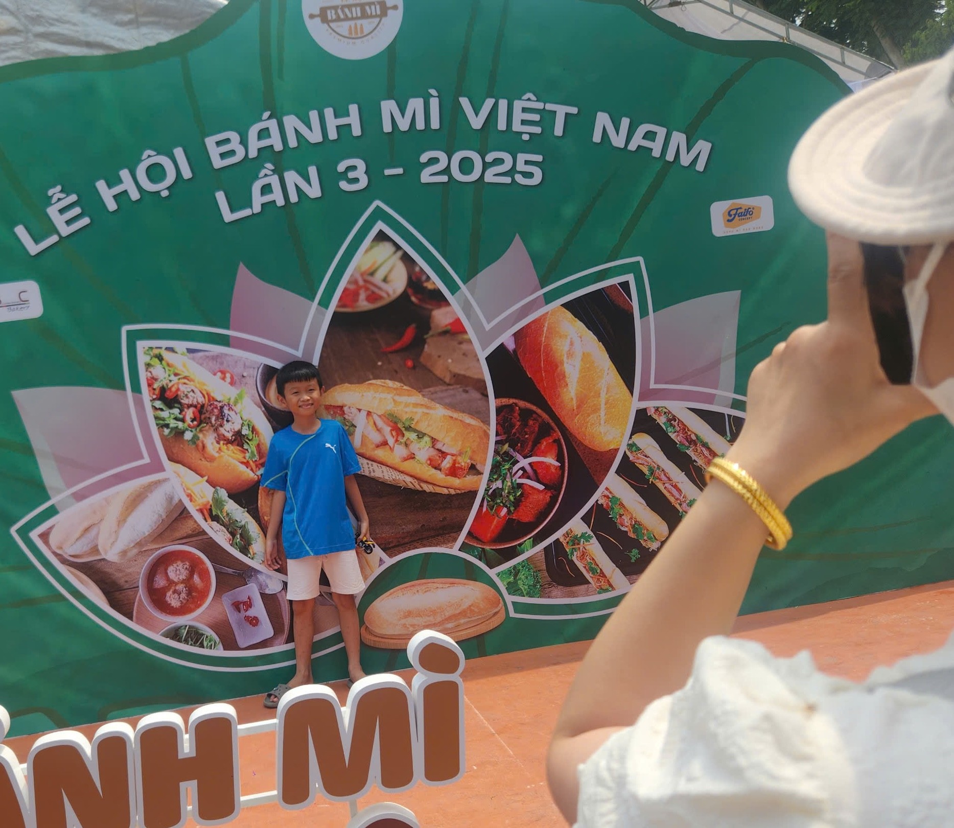 Biển người 'đội nắng' chờ mua bánh mì ở TPHCM ảnh 16