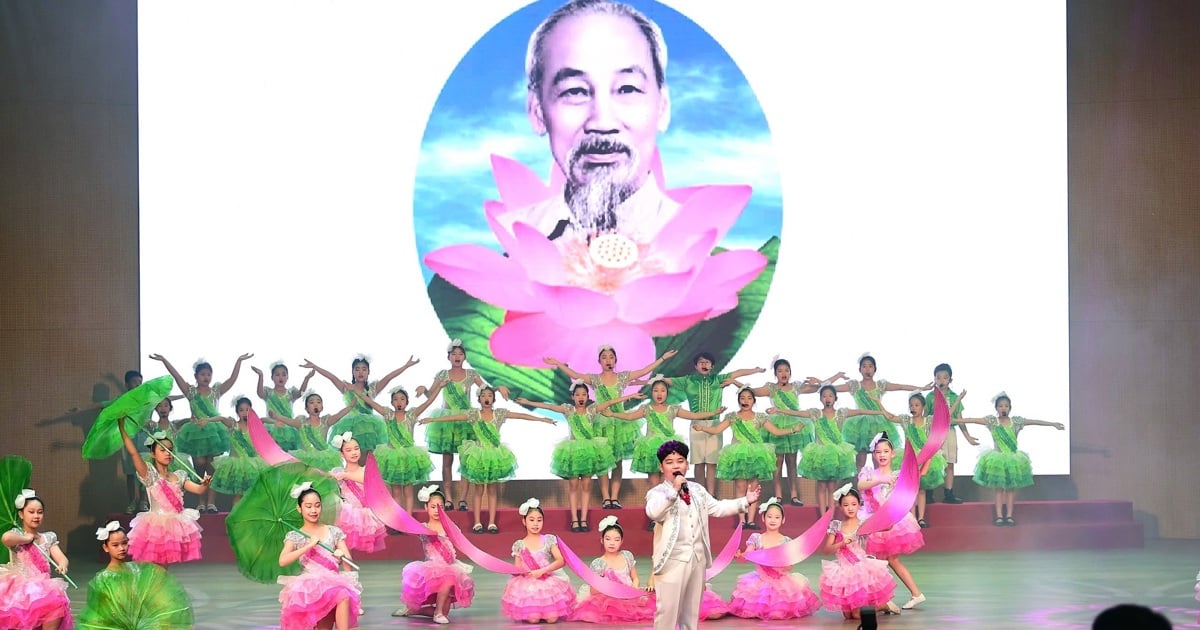 Children of Hanoi - Ha Nam exchange art performance "Fragrant flowers for Uncle Ho"