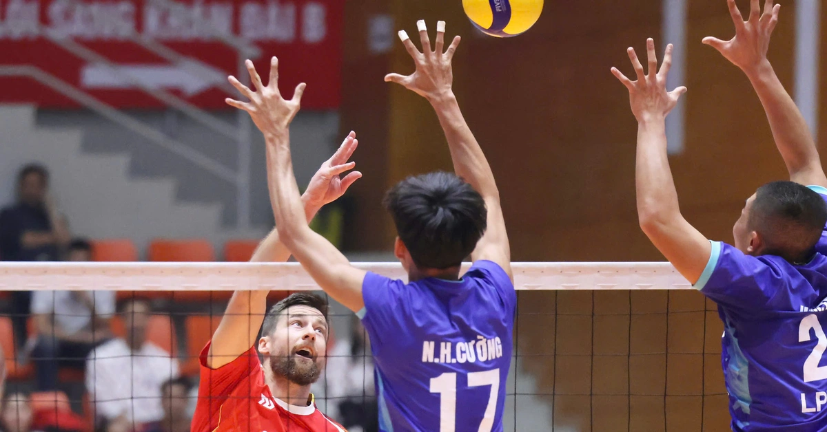 El campeón mundial Michal Kubiak ayuda a la policía de la ciudad de Ho Chi Minh a sublimar