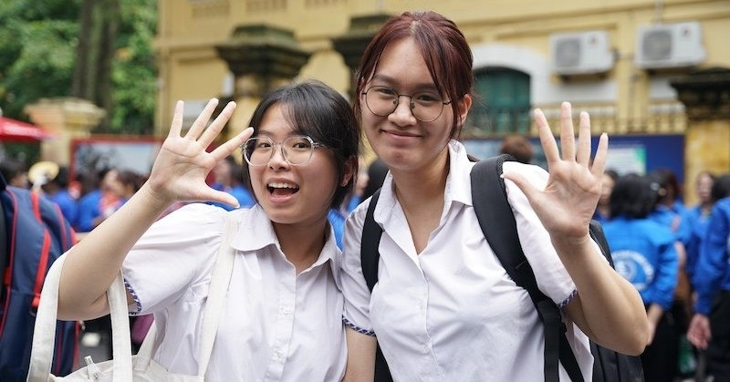 Hanoi students submit 10th grade application forms on April 18