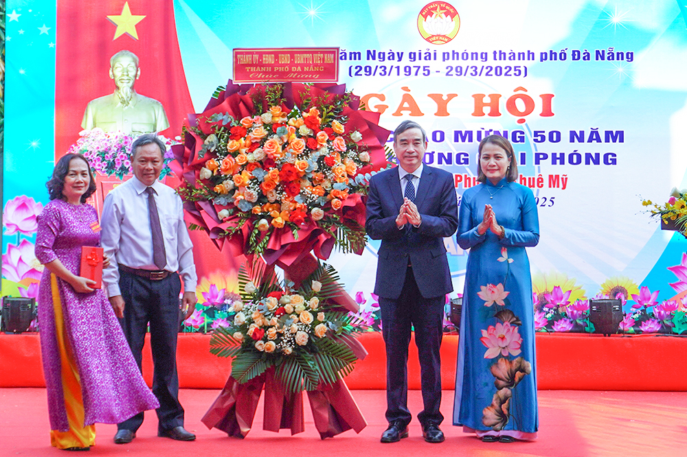 Chủ tịch UBND thành phố Lê Trung Chinh dự Ngày hội toàn dân chào mừng 50 năm Ngày quê hương giải phóng