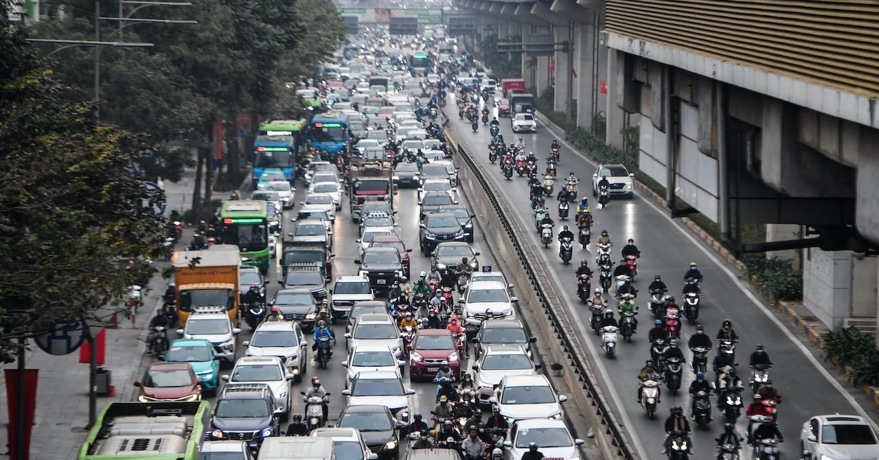 Hanoi cuts median strips, reorganizes traffic on many streets