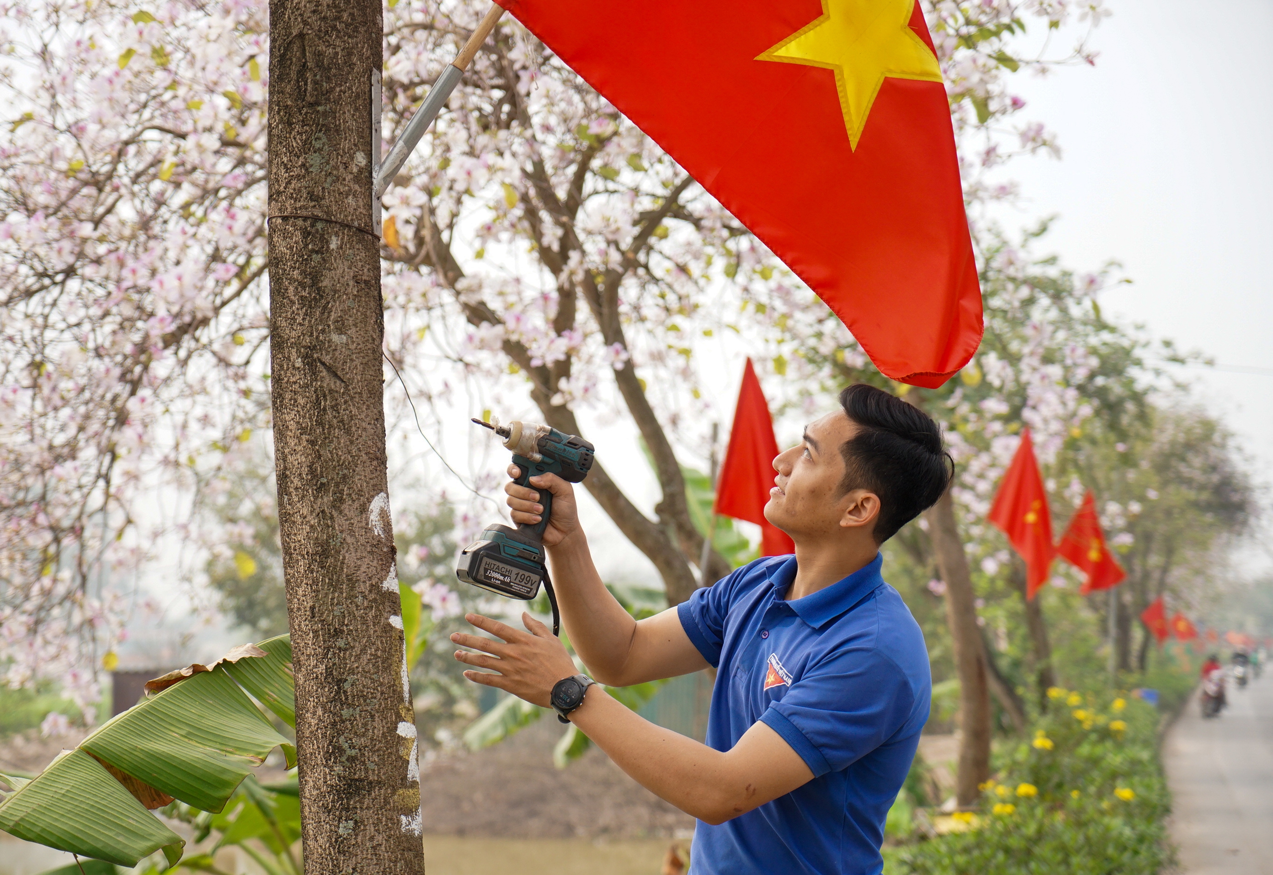 Ngày 'đoàn viên', bạn trẻ Hà Nội làm đẹp đường phố - Ảnh 1.