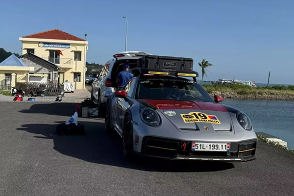 El Porsche 911 Dakar del magnate vietnamita "cruza continentes" por tercera vez