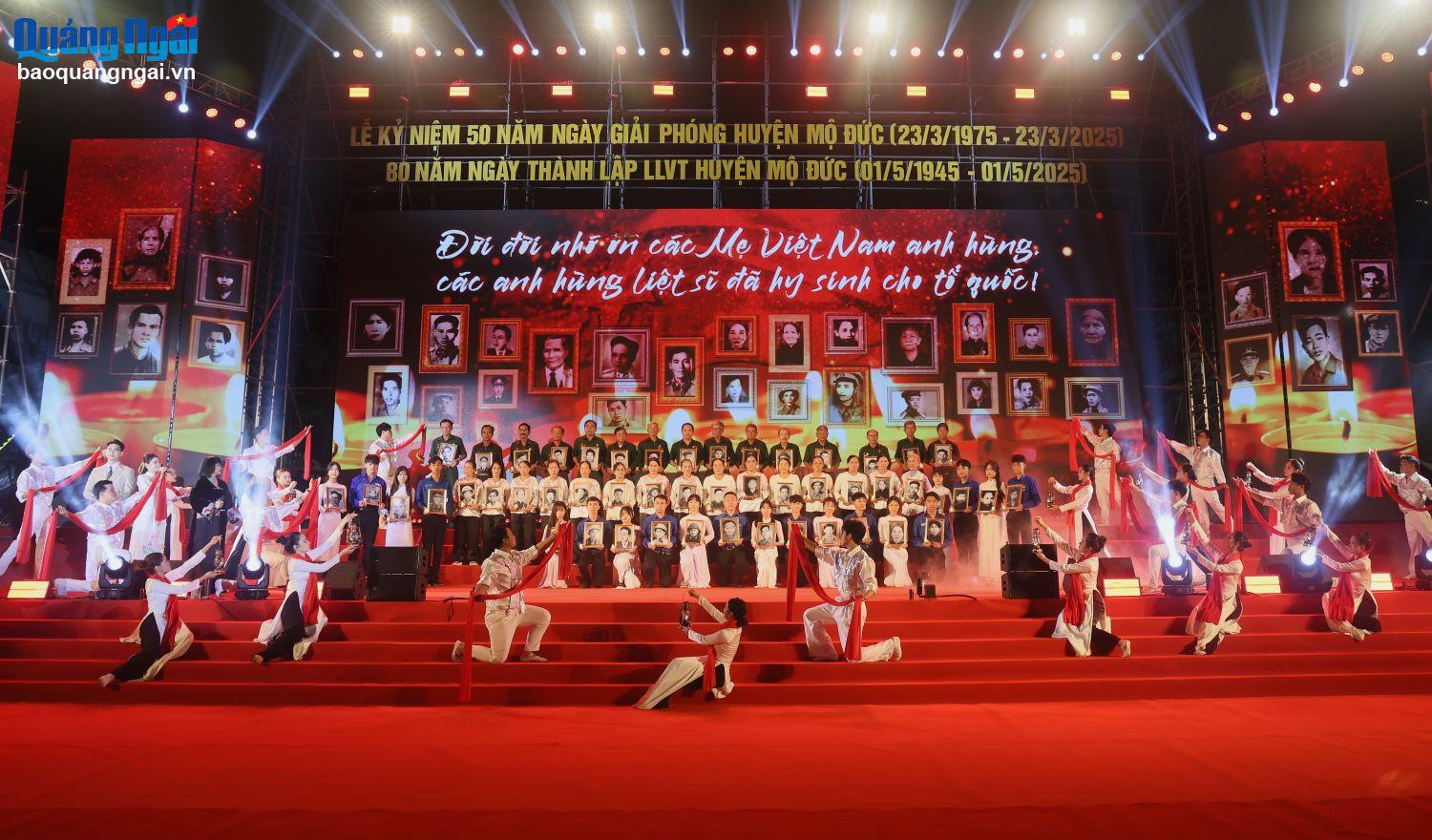 La canción “Unforgettable Song” del músico Pham Minh Tuan interpretada por el cantante Cam Van, junto con la danza de acompañamiento de la compañía de danza, llevó al público a los años heroicos de la revolución vietnamita, incluidos los soldados y el pueblo de la heroica patria de Quang Ngai y Mo Duc.