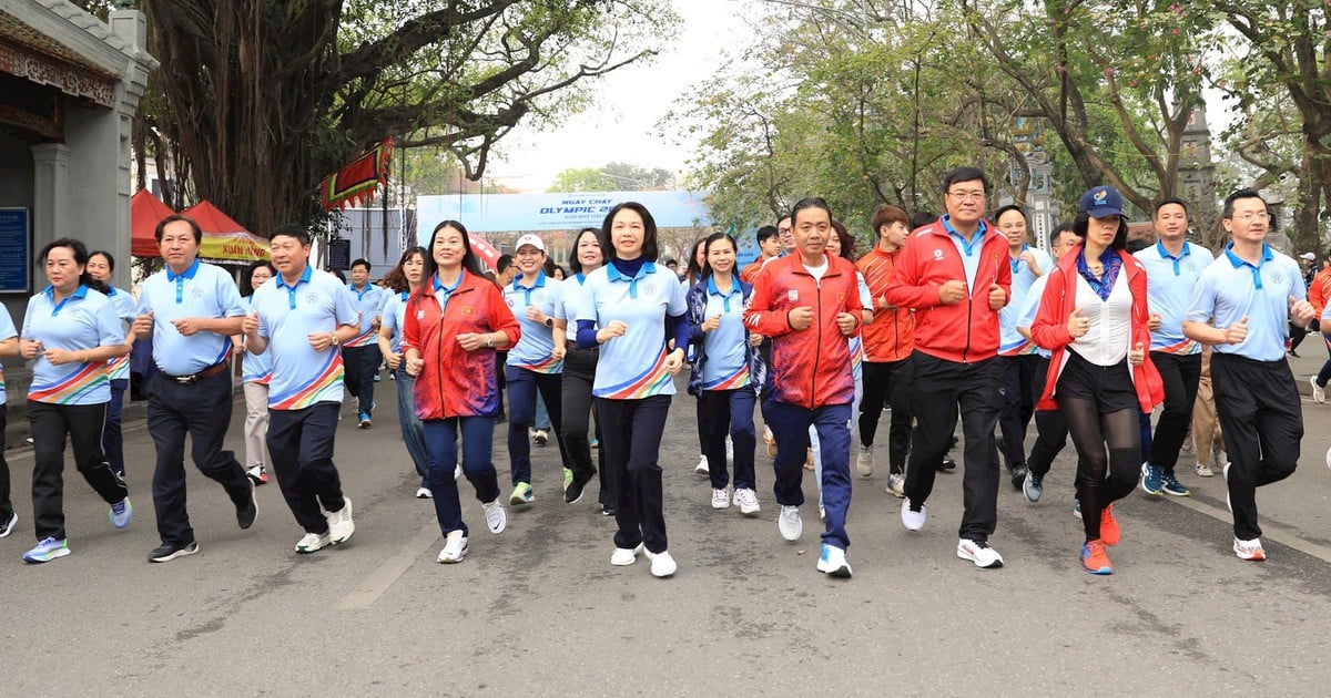 Emocionante jornada olímpica de carreras y ceremonia de lanzamiento de la carrera del periódico Hanoi Moi