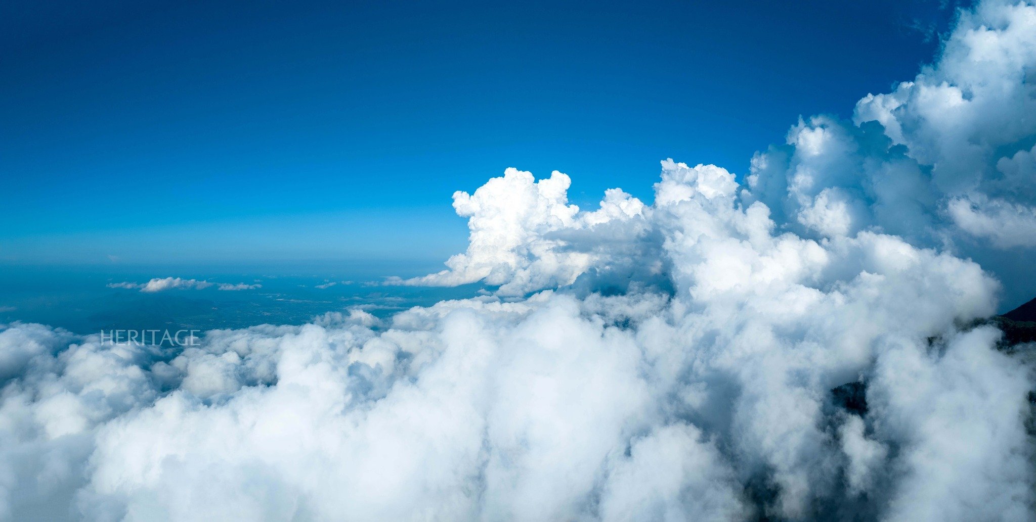 Zelten und Wolken jagen auf dem Gipfel des Hon Vuon in Hue