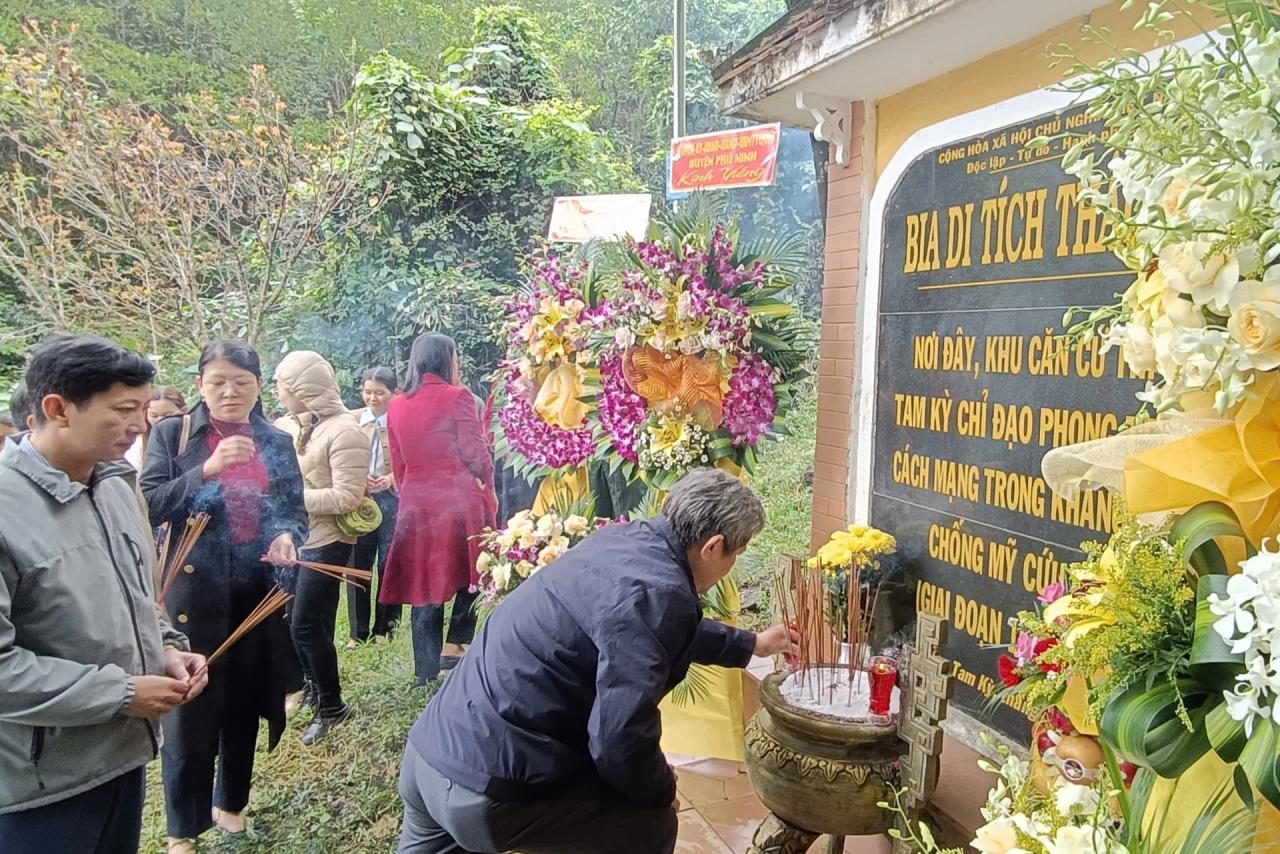 Delegates pay tribute at the revolutionary base of Tam Ky City Party Committee. Photo: QUANG SON.