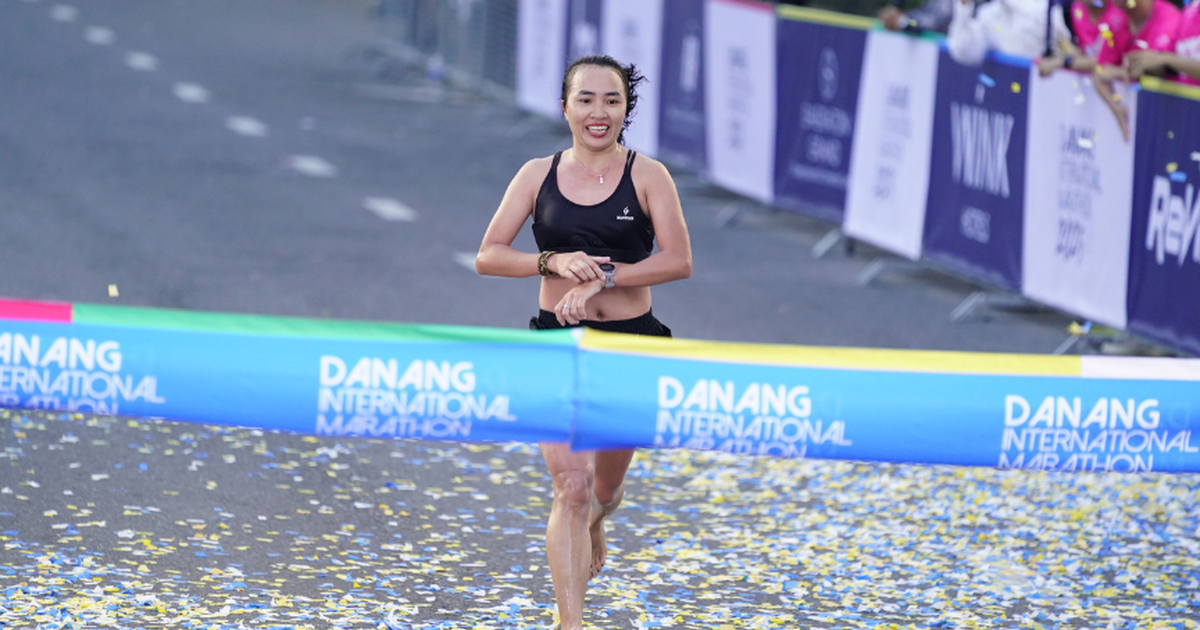 Barefoot athlete Pham Thi Binh successfully defended her title as 'queen' of the Da Nang marathon.