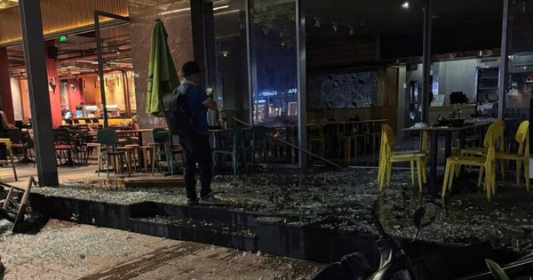 Un restaurante Pho en la ciudad de Thu Duc explotó repentinamente y los cristales se rompieron.