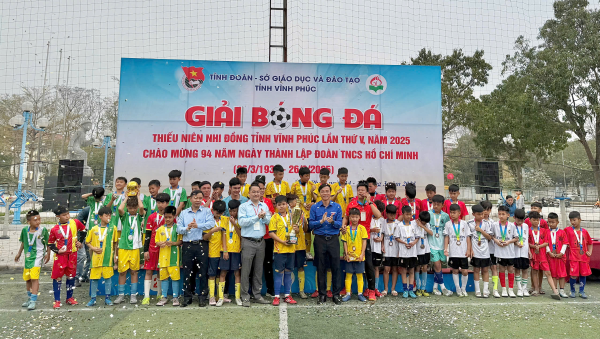 Ceremonia de clausura del V Torneo Provincial de Fútbol Juvenil e Infantil de Vinh Phuc, 2025