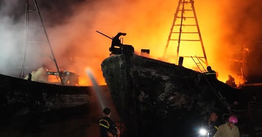 Enquête sur le cas de 5 bateaux de pêche ayant coulé dans une mer de feu, causant des milliards de dégâts à Tien Giang