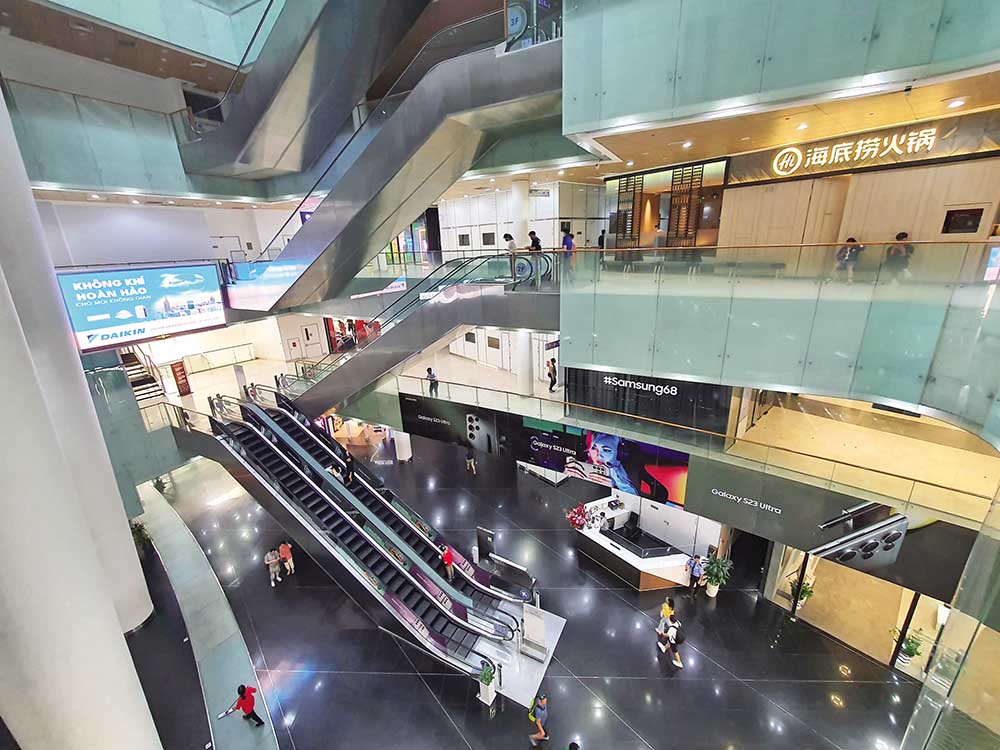 Many shopping malls in Ho Chi Minh City are empty of tenants (Photo: Le Toan)