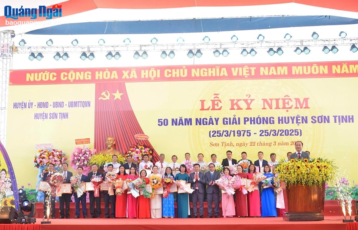 Các tập thể được khen thưởng có thành tích xuất sắc góp phần xây dựng quê hương.