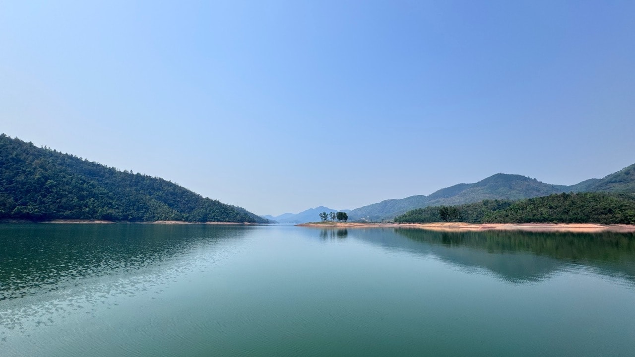 Kühles Grün, Cam Son, ein Bergsee, auf dem „unser Boot flussaufwärts und unser Boot flussabwärts fährt“.