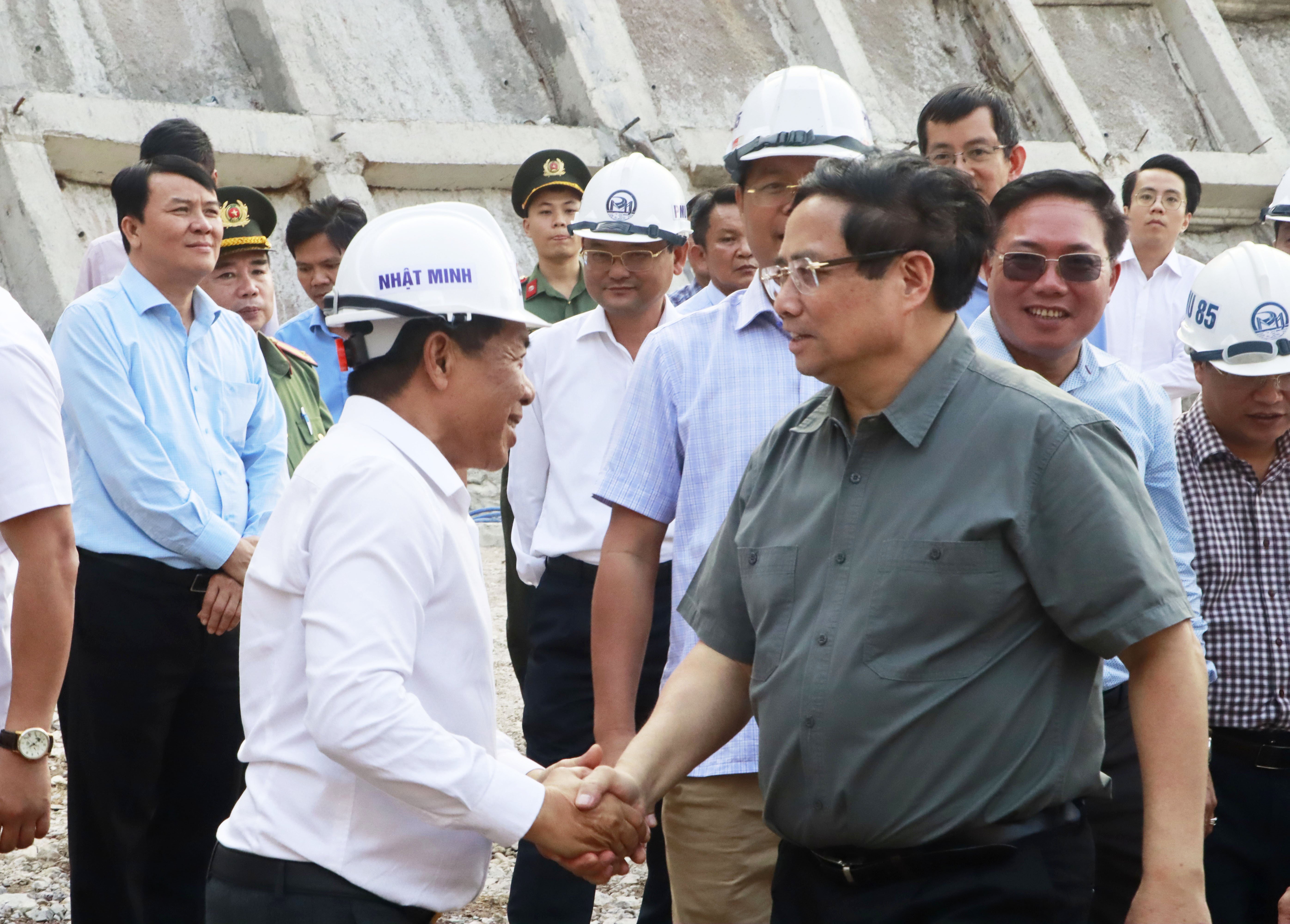 Premierminister Pham Minh Chinh besichtigte den Son-Trieu-Tunnel des Nord-Süd-Schnellstraßenprojekts.