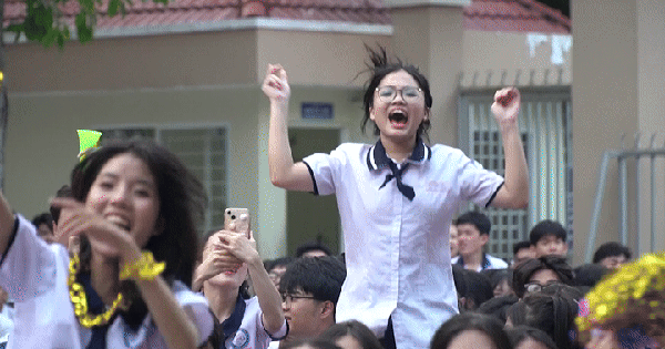 Keine Notwendigkeit, zu Konzerten zu gehen, HCMC-Studenten "brennen" sich direkt in der Schule aus