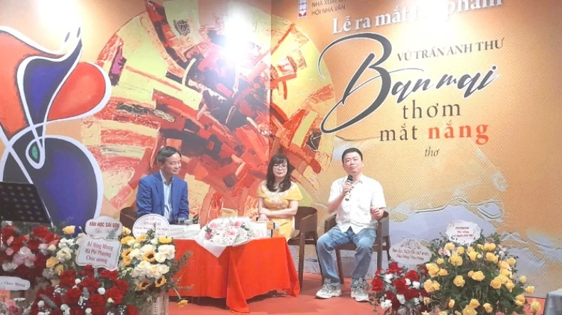 “Ban mai thơm mắt nắng”- tiếng thơ của người đàn bà viên mãn, tròn đầy ảnh 1