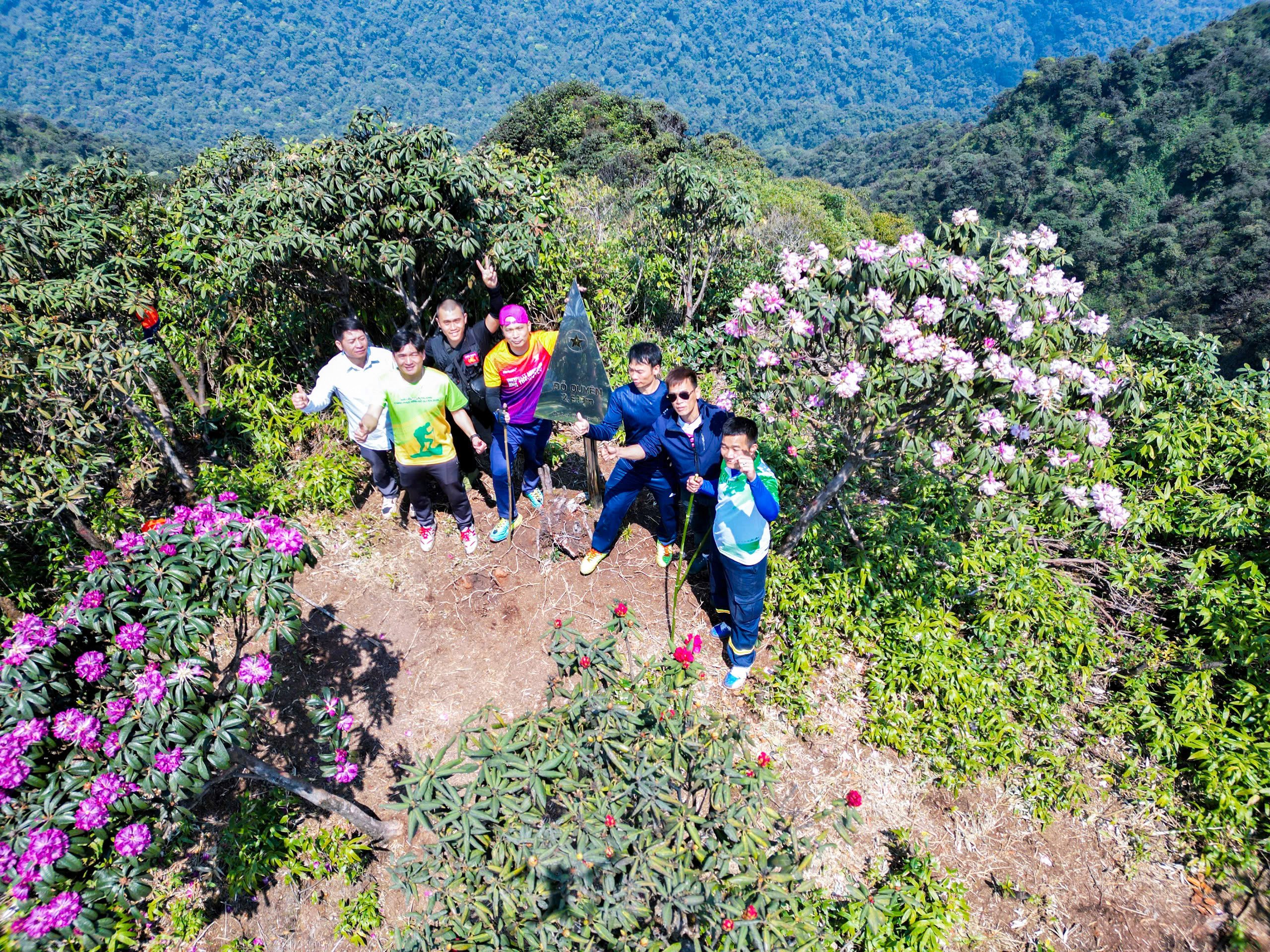 Về Lai Châu khám phá vẻ đẹp rực rỡ của hàng vạn bông hoa đỗ quyên trên đỉnh Putaleng- Ảnh 10.