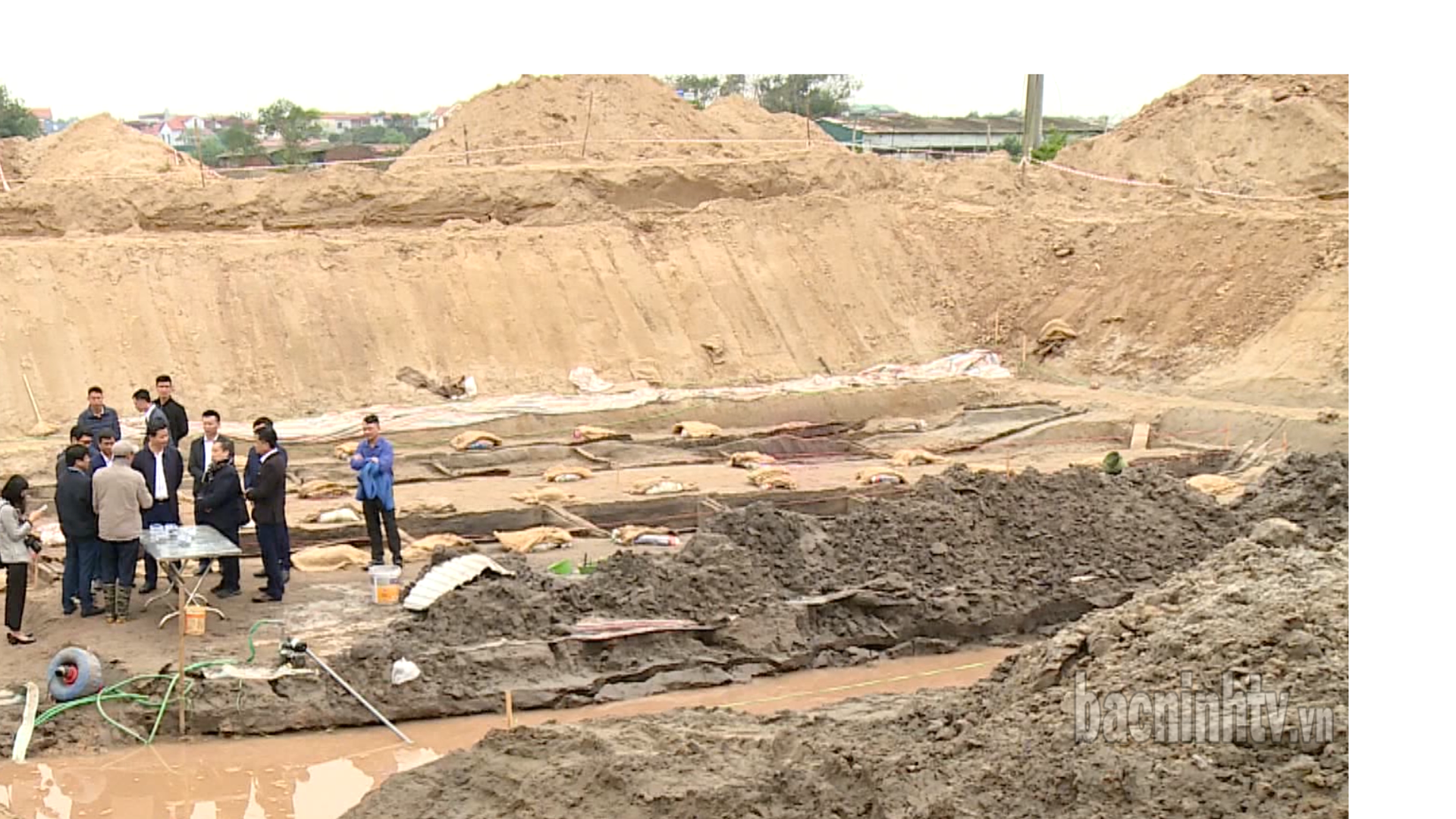 Archäologische Ausgrabung antiker Bootsrelikte im Bezirk Ha Man