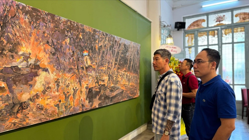 Visitors to the Huynh Phuong Dong Journey exhibition at the Ho Chi Minh City Museum of Fine Arts