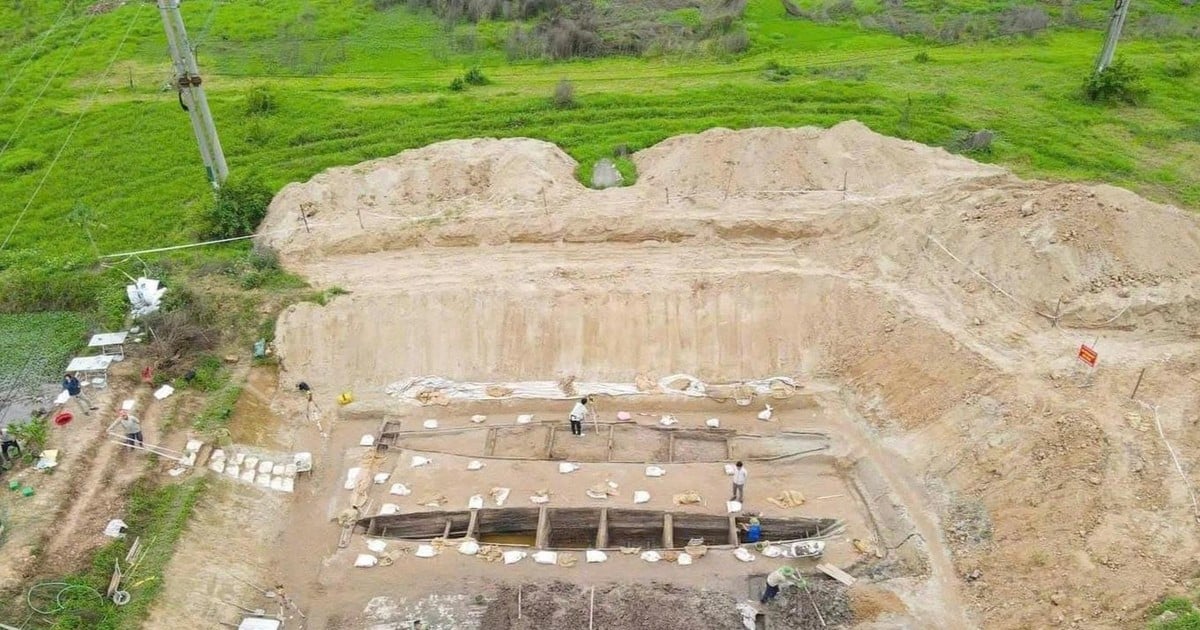 Excavating 2 ancient boats under the pond in Bac Ninh