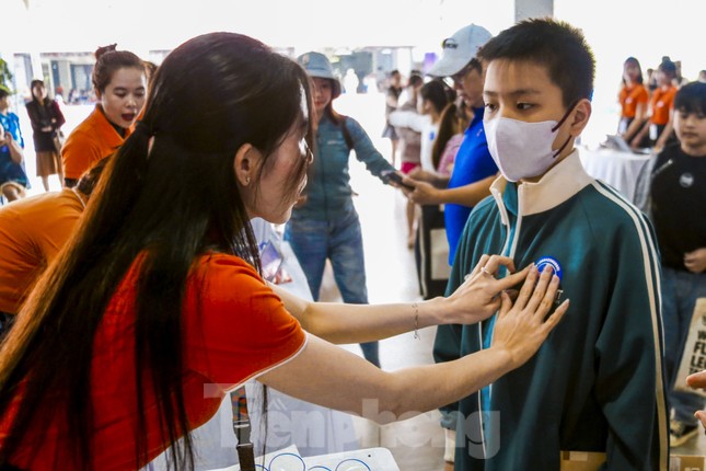 Hàng nghìn học sinh, phụ huynh tham gia tìm hiểu ứng dụng AI trong học tập ảnh 2